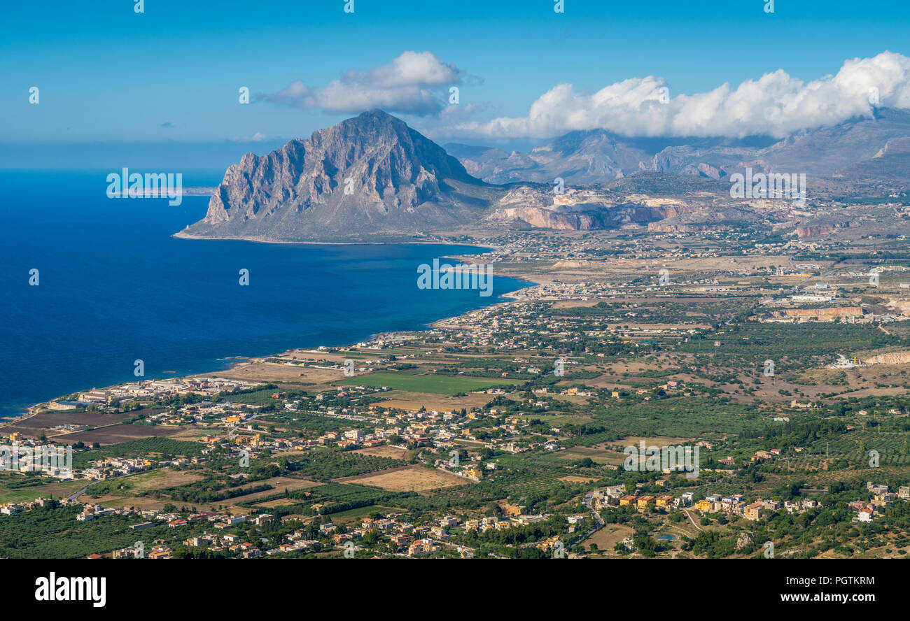 Vue panoramique du Mont Cofano et le littoral de Erice, province de Trapani, en Sicile. Banque D'Images