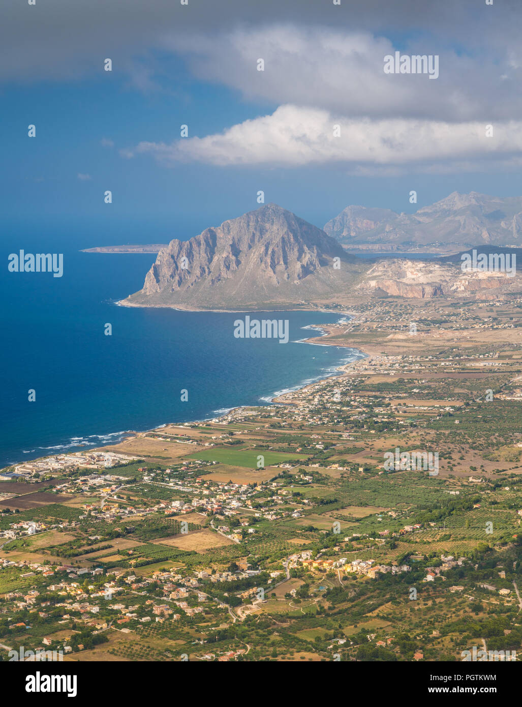 Vue panoramique du Mont Cofano et le littoral de Erice, province de Trapani, en Sicile. Banque D'Images