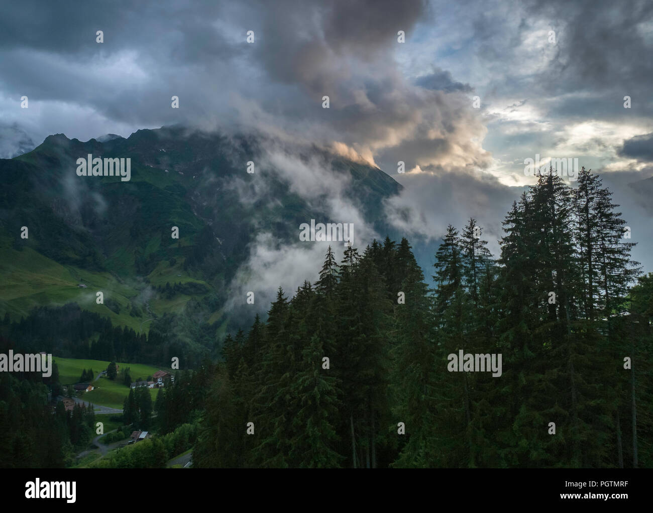 La brume au coucher du soleil sur la ville de Schrocken dans la vallée Schrocken dans la région de Autriche Vorarlberg Banque D'Images