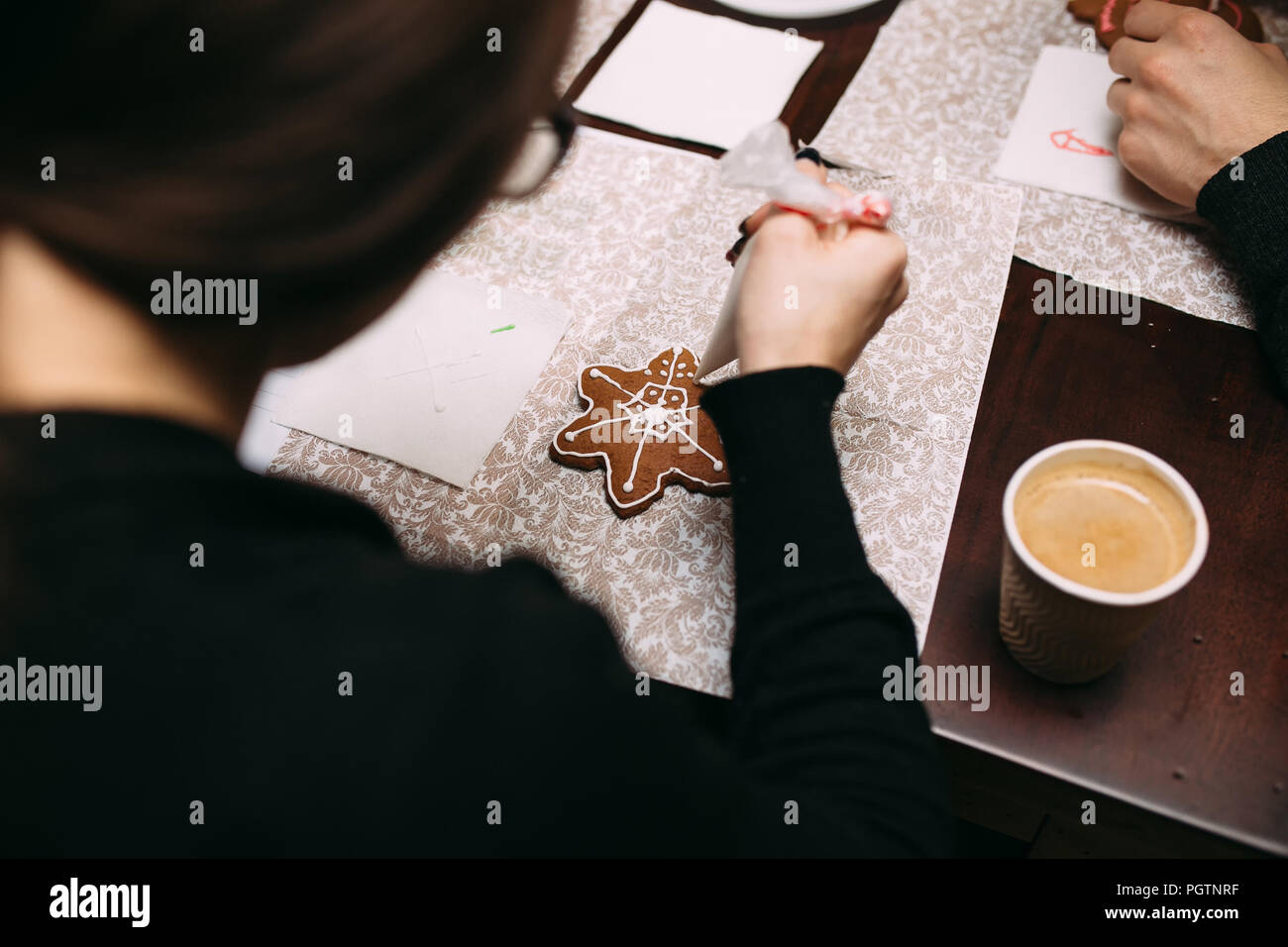 Les femmes font friandises de Noël DIY (cookies en forme de flocons) Banque D'Images