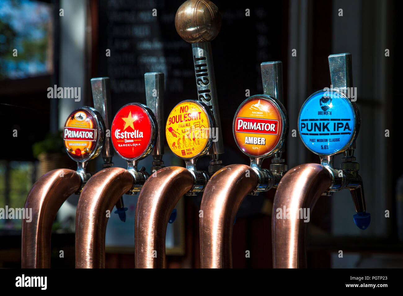 Les poignées de bière dans un bar (Fjäderholmarna, Stockholm, Suède) Banque D'Images