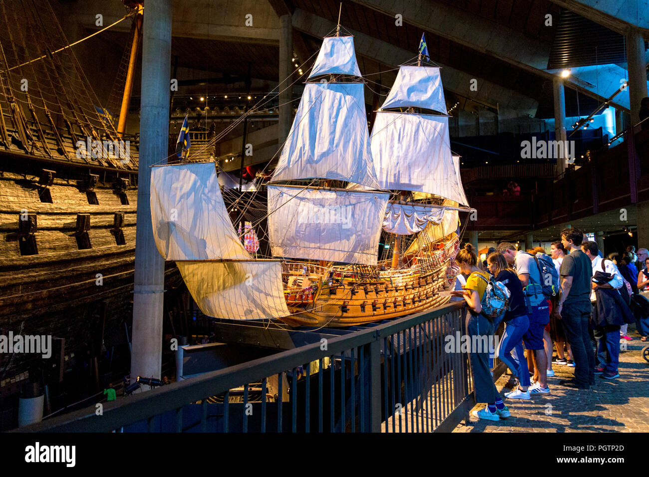Les visiteurs du Musée Vasa à à une réplique miniature du navire, Stockholm, Suède Banque D'Images
