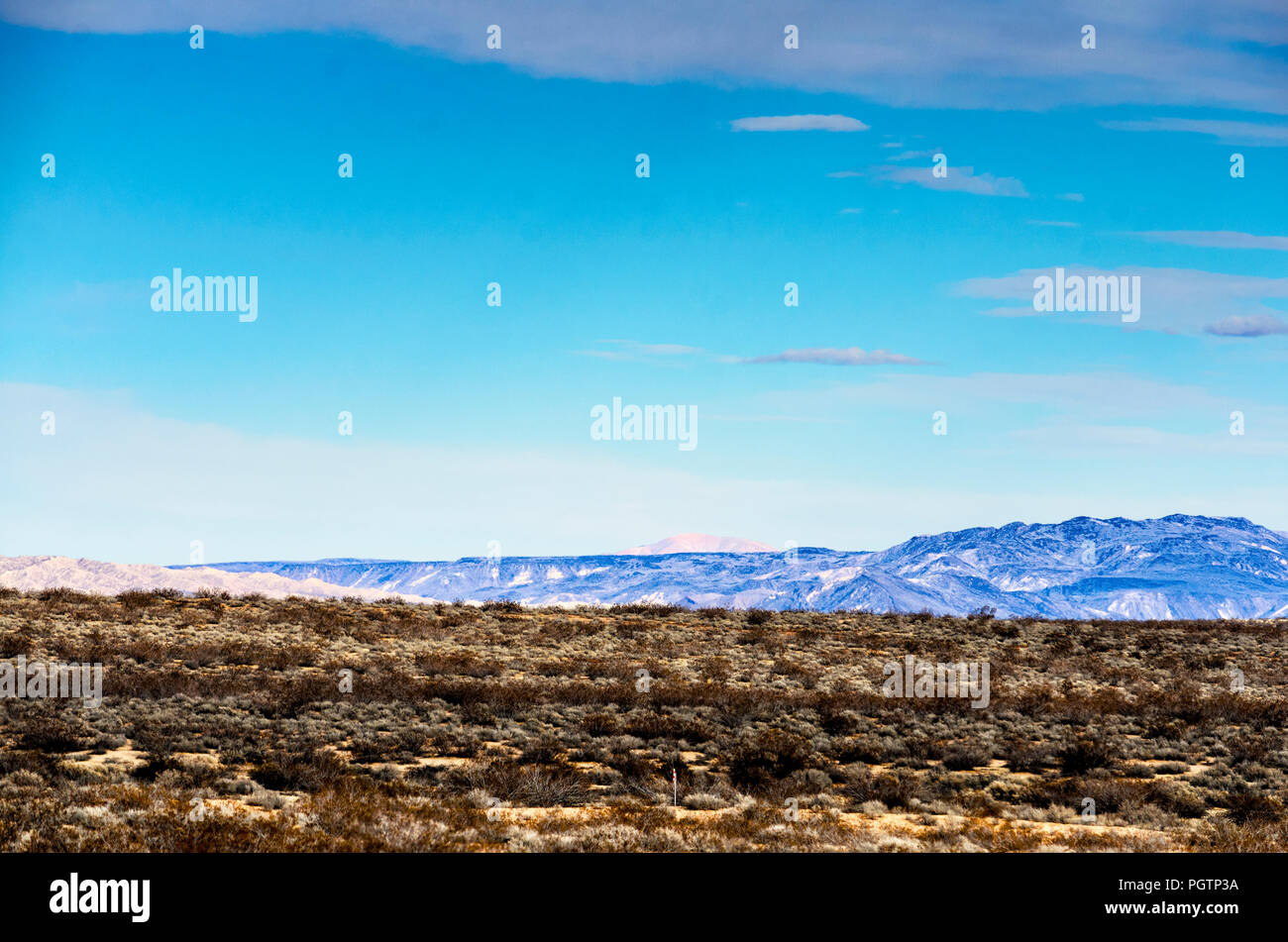 Ciel bleu et des montagnes dans le désert de Mojave. Banque D'Images
