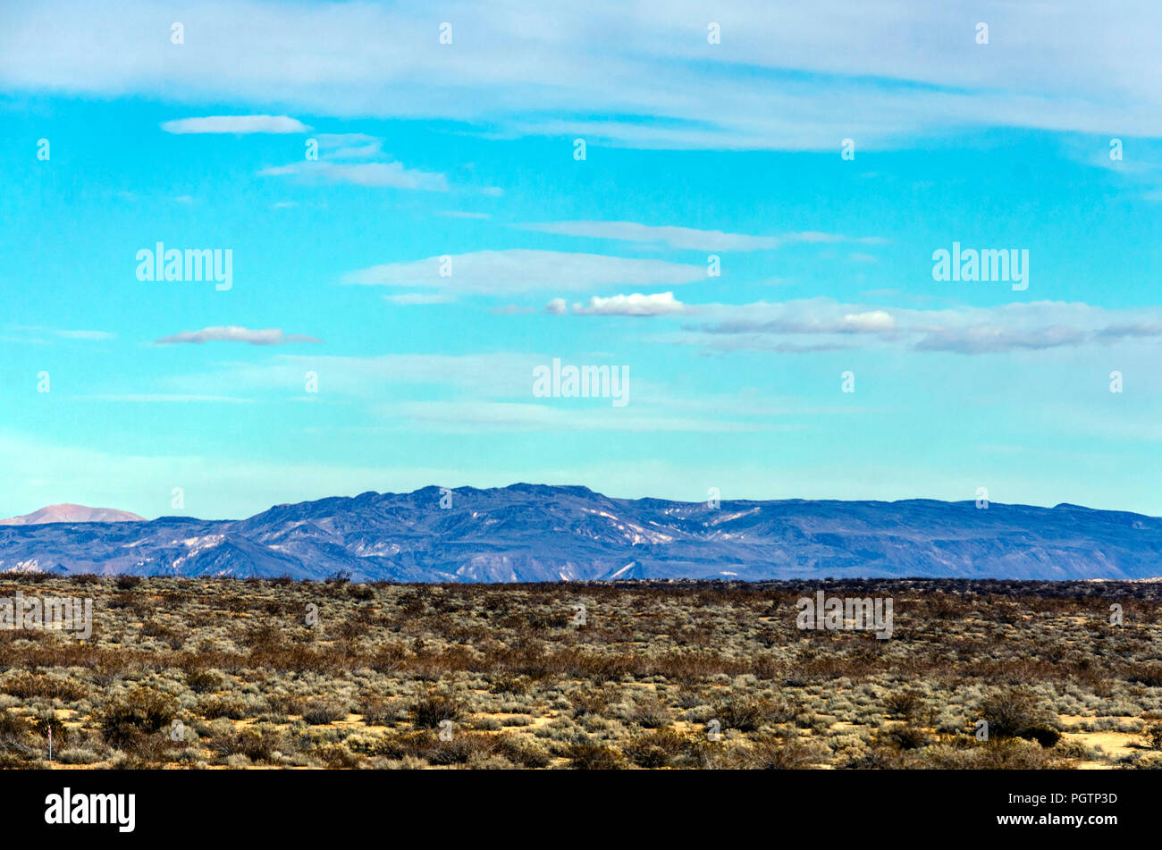 Ciel bleu et des montagnes dans le désert de Mojave. Banque D'Images