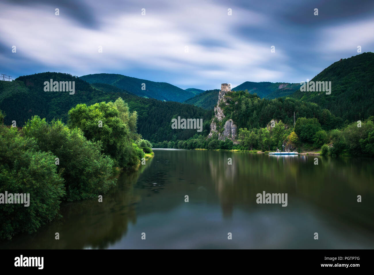 Ruines du château de Strecno et la rivière Vah en Slovaquie Banque D'Images