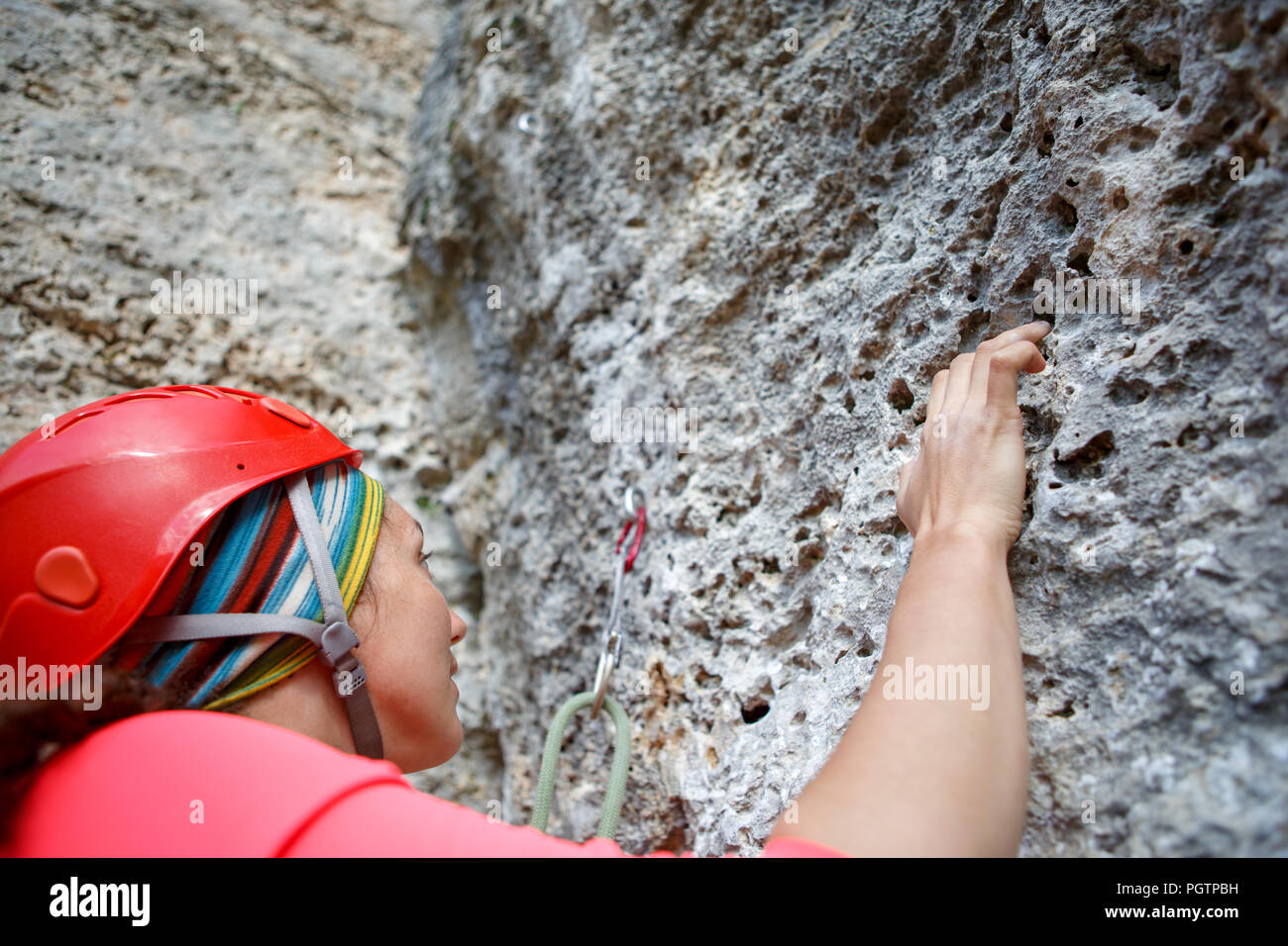 Photo de dos de femme en t-shirt rose avec corde de sécurité sur la montagne de l'arrière-plan Banque D'Images