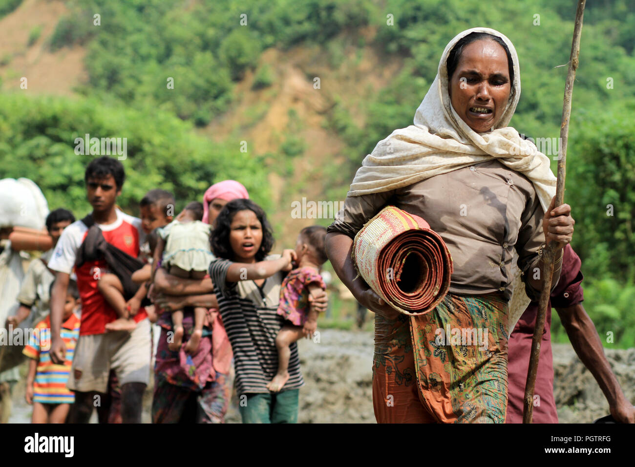 Bangladesh : les réfugiés Rohingya fuyant à pied vers l'entrée du camp de réfugiés après le territoire du Bangladesh pour se mettre à l'abri que le Myanmar opération militaire contre les musulmans rohingyas dans l'État de Rakhine au Myanmar, le 5 septembre 2017. Le monde plus grand camp de réfugiés au Bangladesh où plus d'un million de personnes vivent dans des Rohingyas et bambou et feuille de bâche. Plus d'un demi-million de réfugiés Rohingyas de l'État de Rakhine au Myanmar, ont fui au Bangladesh depuis août 25, 2017 D'après l'ONU. © Asad Rehman/Alamy Stock Photo Banque D'Images