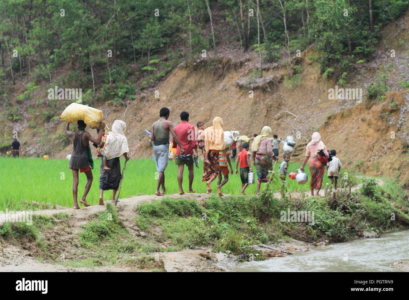 Bangladesh : les réfugiés Rohingya fuyant à pied vers l'entrée du camp de réfugiés après le territoire du Bangladesh pour se mettre à l'abri que le Myanmar opération militaire contre les musulmans rohingyas dans l'État de Rakhine au Myanmar, le 5 septembre 2017. Le monde plus grand camp de réfugiés au Bangladesh où plus d'un million de personnes vivent dans des Rohingyas et bambou et feuille de bâche. Plus d'un demi-million de réfugiés Rohingyas de l'État de Rakhine au Myanmar, ont fui au Bangladesh depuis août 25, 2017 D'après l'ONU. © Asad Rehman/Alamy Stock Photo Banque D'Images