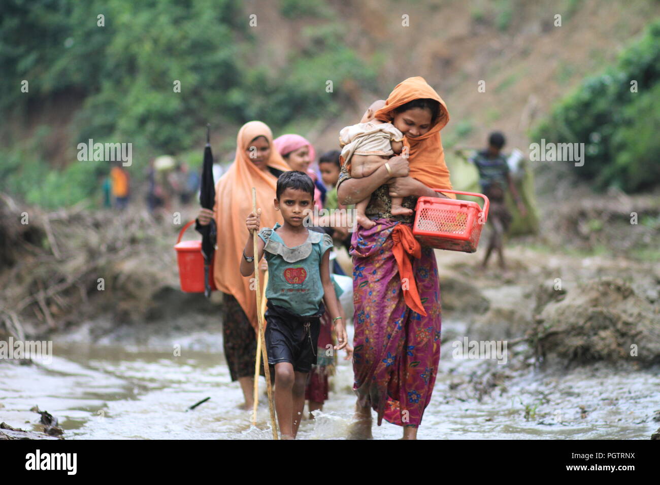 Bangladesh : les réfugiés Rohingya fuyant à pied vers l'entrée du camp de réfugiés après le territoire du Bangladesh pour se mettre à l'abri que le Myanmar opération militaire contre les musulmans rohingyas dans l'État de Rakhine au Myanmar, le 5 septembre 2017. Le monde plus grand camp de réfugiés au Bangladesh où plus d'un million de personnes vivent dans des Rohingyas et bambou et feuille de bâche. Plus d'un demi-million de réfugiés Rohingyas de l'État de Rakhine au Myanmar, ont fui au Bangladesh depuis août 25, 2017 D'après l'ONU. © Asad Rehman/Alamy Stock Photo Banque D'Images