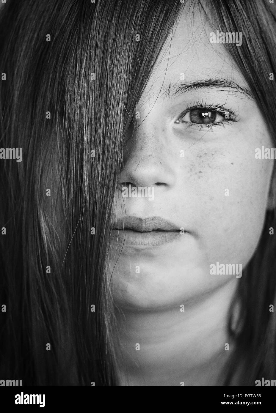 Fille d'âge élémentaire, avec l'expression à la caméra dans le calme Banque D'Images