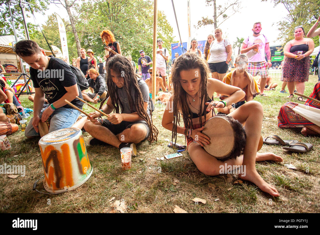 Bratislava, Slovaquie. 24 août, 2018. Les visiteurs de l'Insurrection Music Festival drum et profiter de leur temps. Banque D'Images