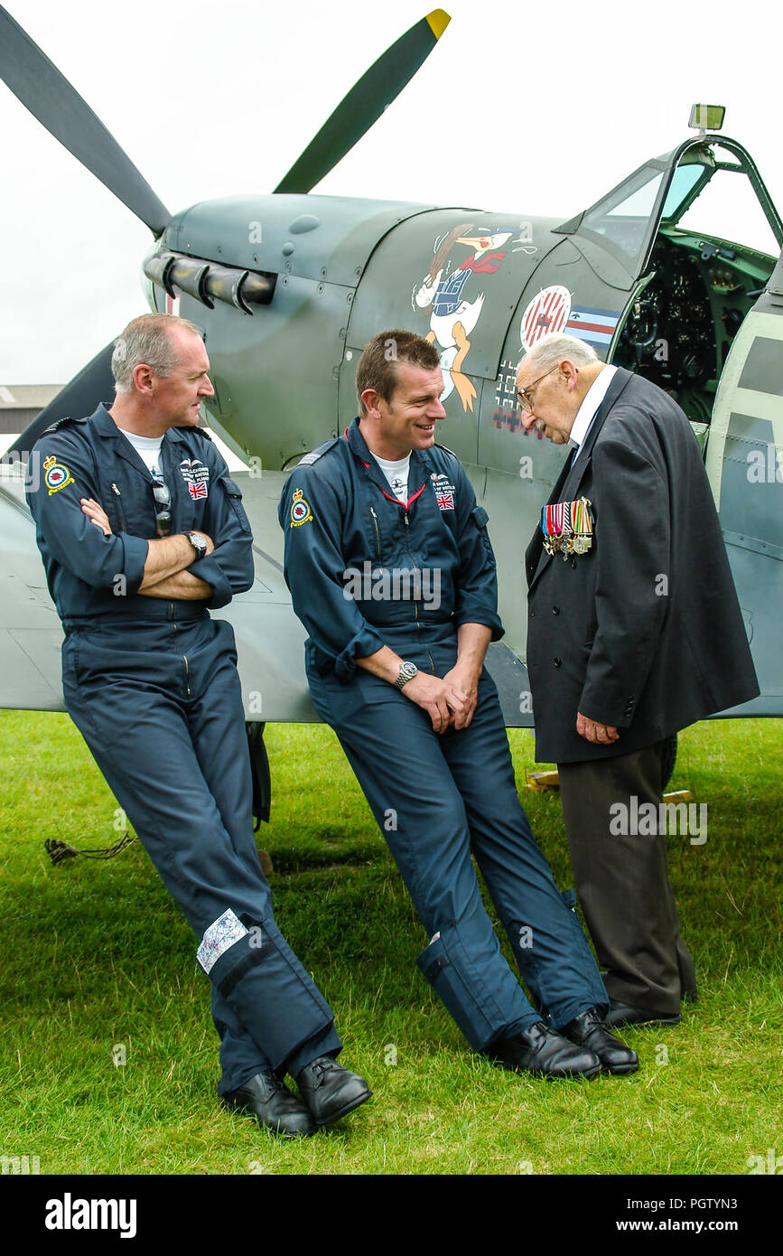 Pilote De Chasse Seconde Guerre Mondiale Mieczyslaw Sawicki Polish 318 Squadron Seconde Guerre mondiale pilote de  chasse. Vétéran de la Deuxième Guerre mondiale avec les pilotes de Spitfire  & RAF BBMF Russ Allchorne Ian Smith Photo Stock - Alamy