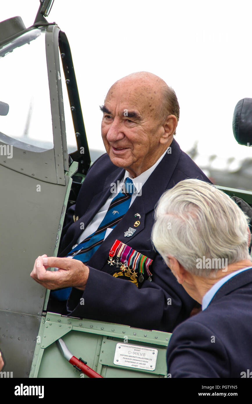 Adam Ostrowski, pilote de chasse polonais du 317e Escadron de la Seconde Guerre mondiale. Vétéran de la Seconde Guerre mondiale assis dans le cockpit de Spitfire avec un autre vétéran Banque D'Images