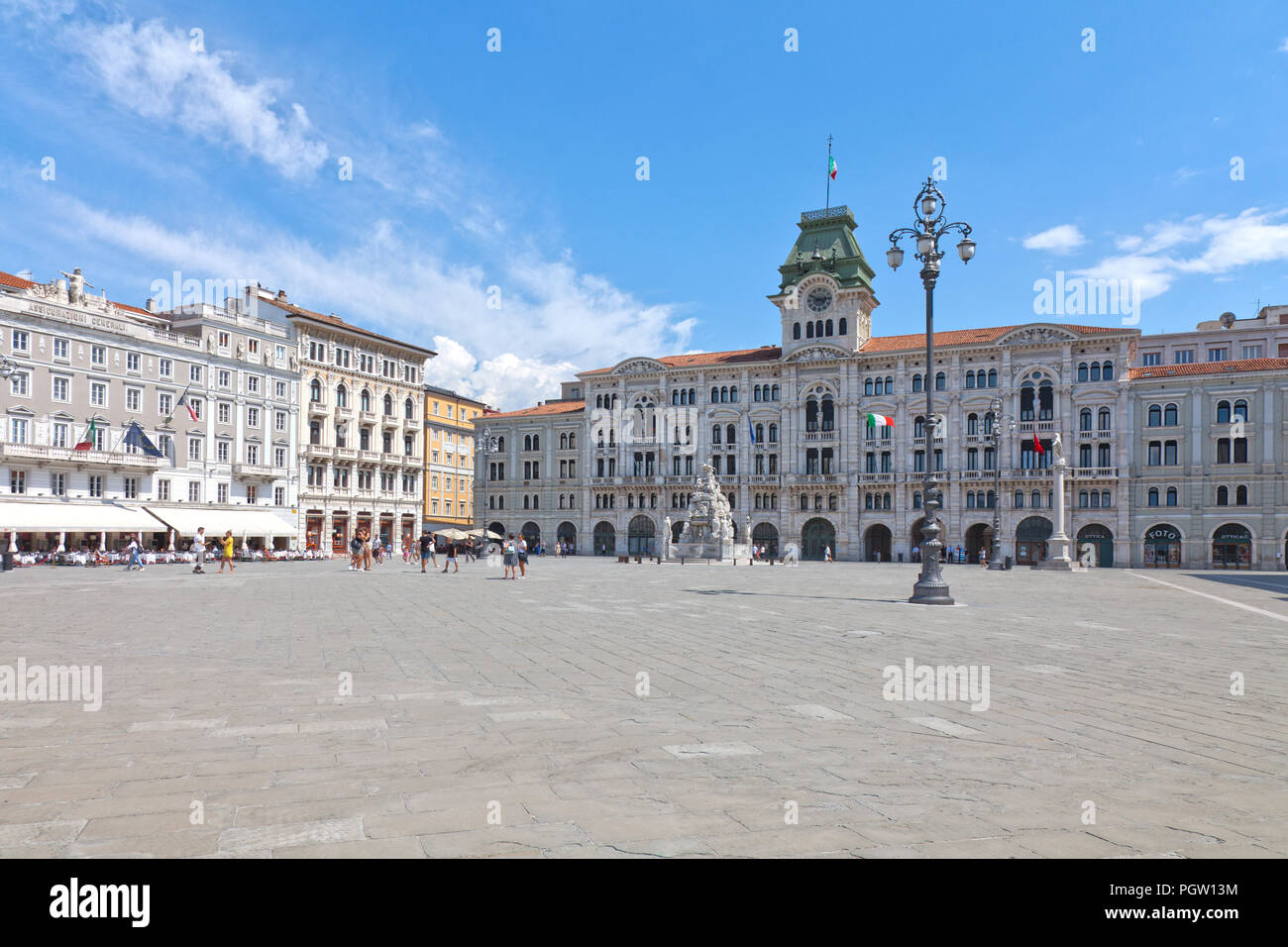 Vue partielle, la Piazza dell'Unita 'Italia, Trieste, Italie, Province du Frioul. Elle est considérée comme la plus grande place publique en Europe qui fait face à la mer (Marc Banque D'Images