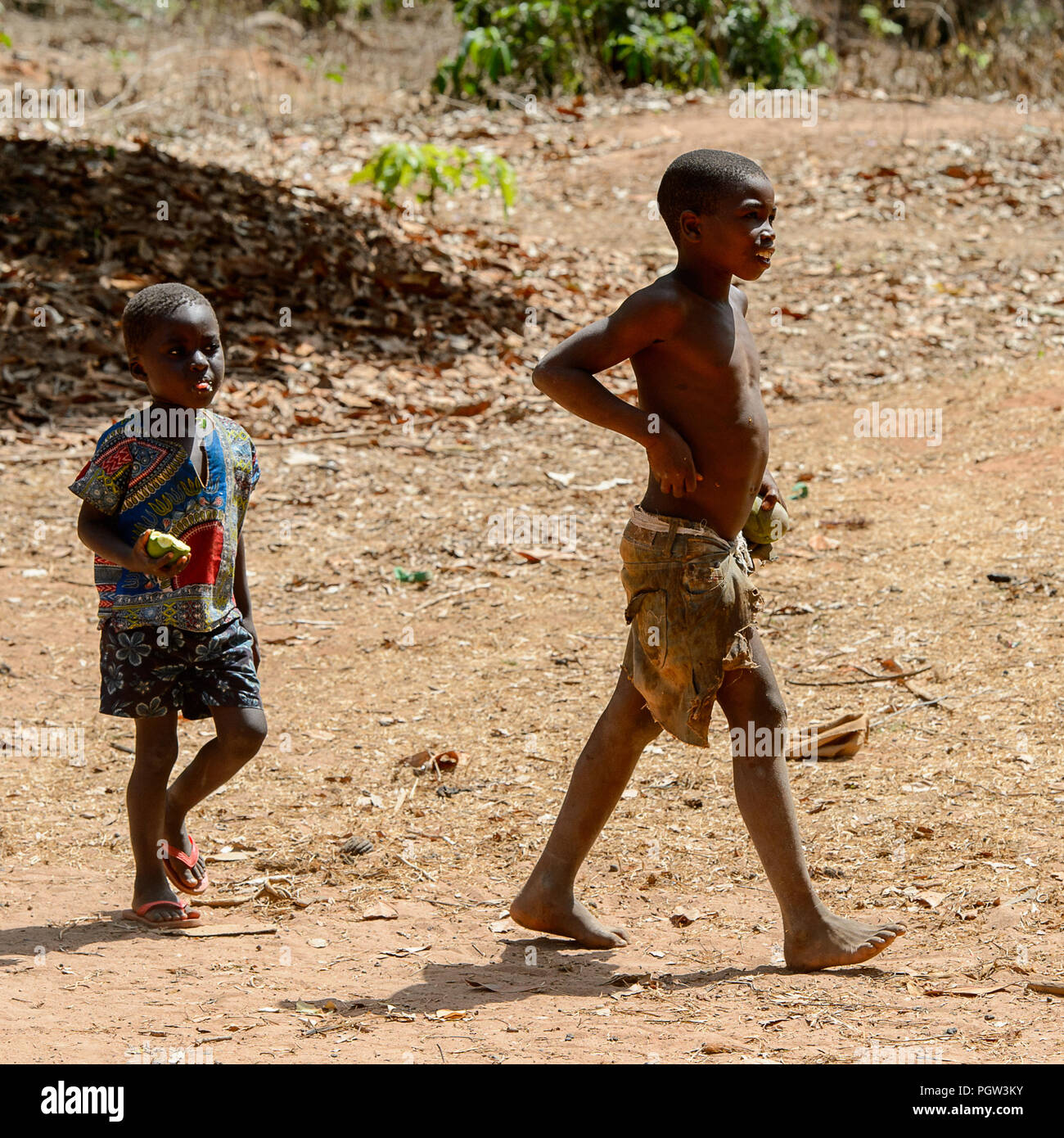CANHABAQUE, GUINÉE BISSAU - 4 mai 2017 : les garçons locaux non identifiés  à pied le long de la rue dans un village de l'île de Canhabaque. Les gens  de G.-Bissau stil