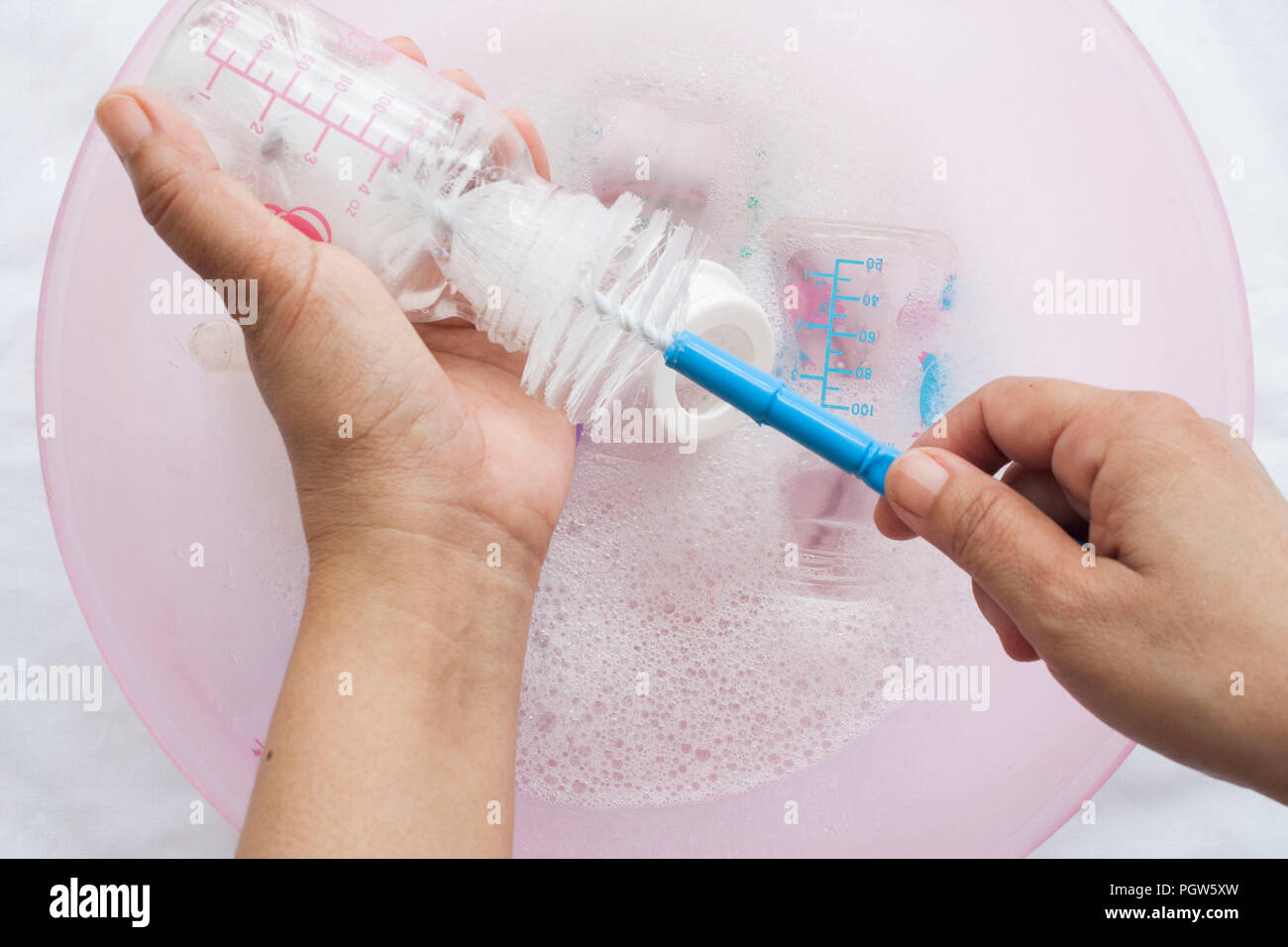 Bouteille De Bebe Il Est Clair Qu Un Desinfectant Dans L Eau Solution De Nettoyage A L Aide D Une Brosse Et Main Tenant Nettoyer Photo Stock Alamy