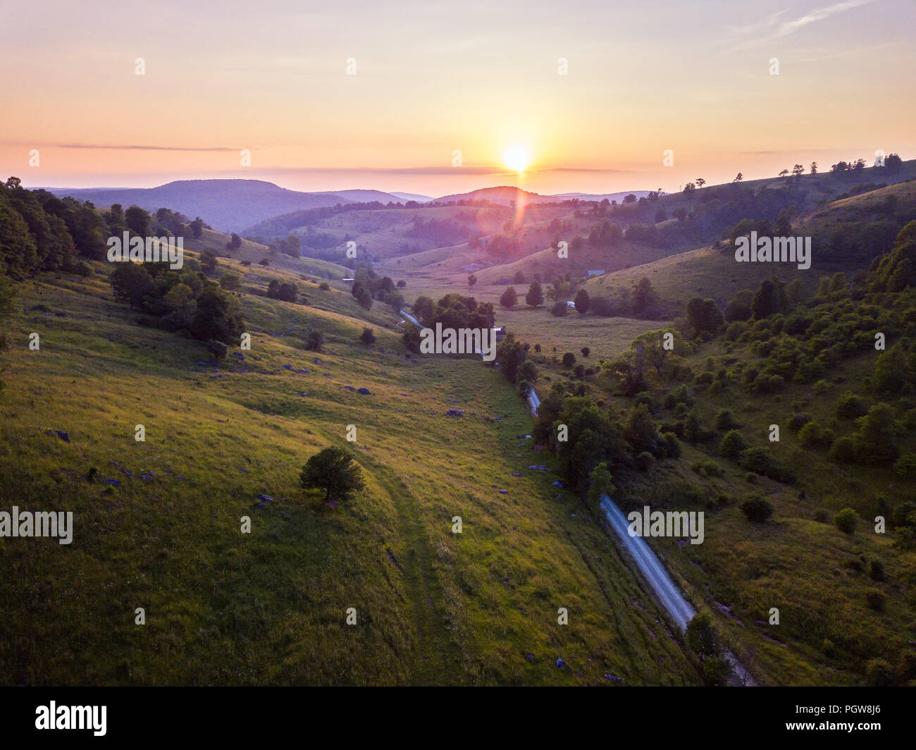 Le chaud décor soleil touche le paysage de collines et de régions peu peuplées pays près de l'ancienne communauté d'Osceola, West Virginia. Banque D'Images