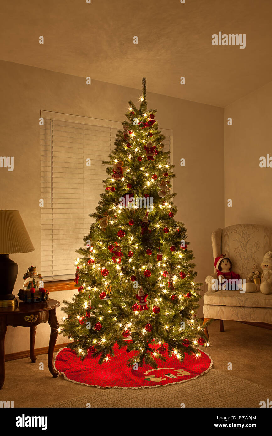 Arbre de Noël avec des lumières blanches et des ampoules rouges dans la salle de séjour Banque D'Images