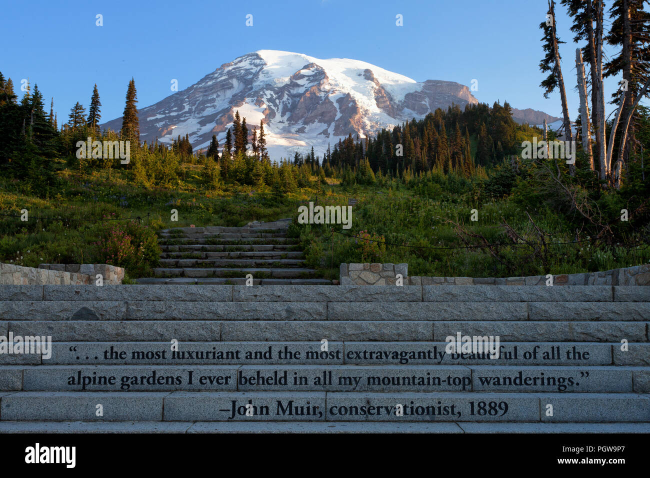 Mt Rainier et John Muir devis sur des marches en pierre qui mènent à plusieurs sentiers Banque D'Images