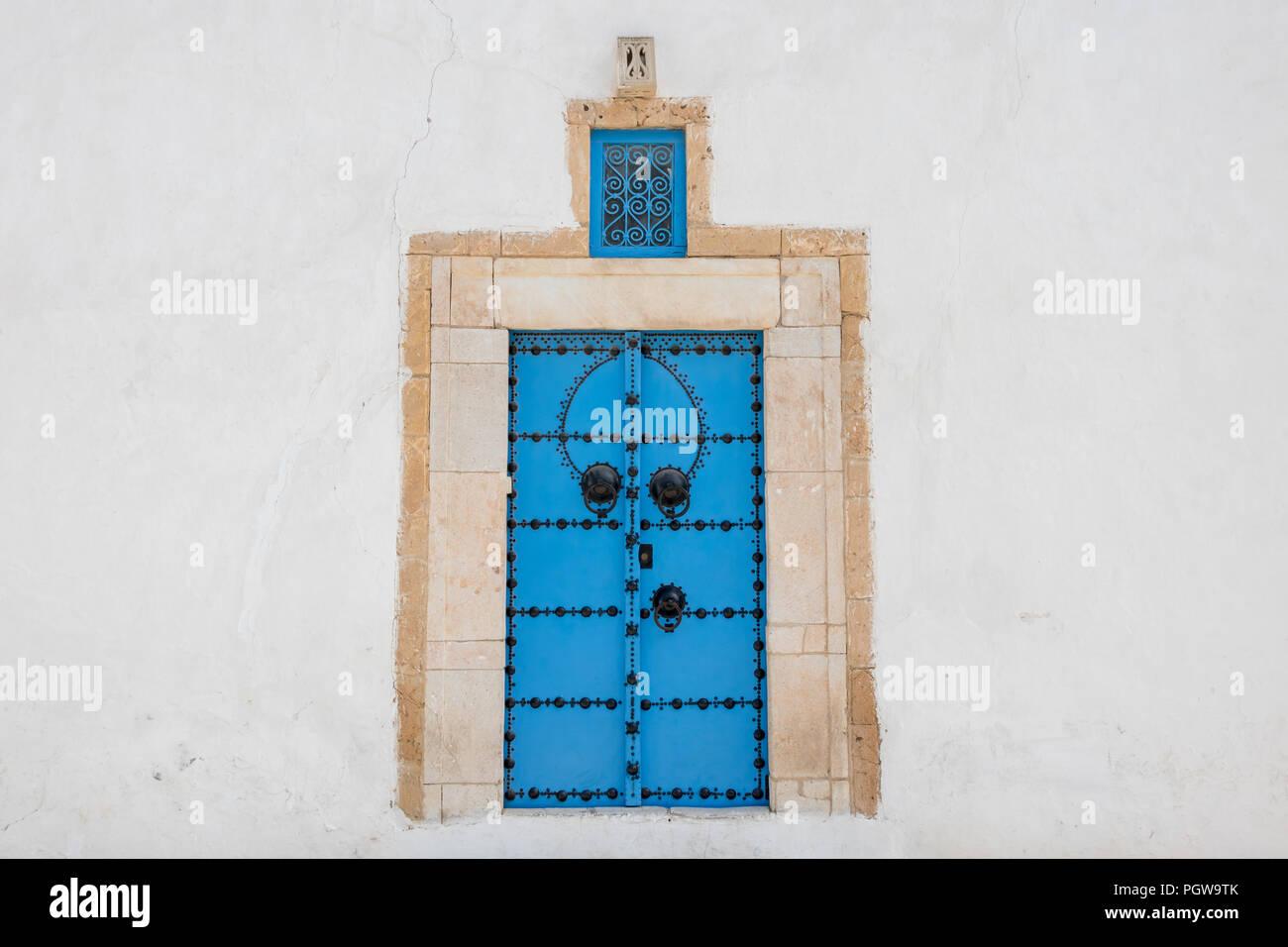 Porte bleu traditionnel village à Sidi Bou Said, Tunisie Banque D'Images