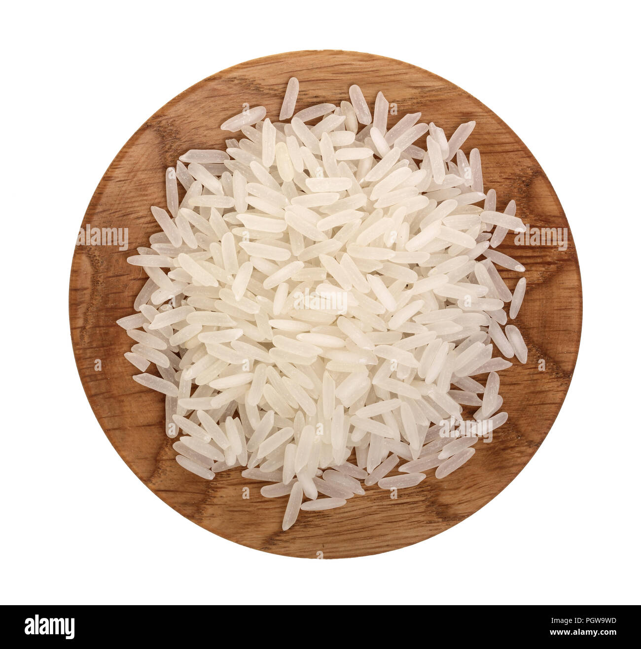 Les grains de riz dans un bol en bois isolé sur fond blanc. Vue d'en haut.  Mise à plat Photo Stock - Alamy