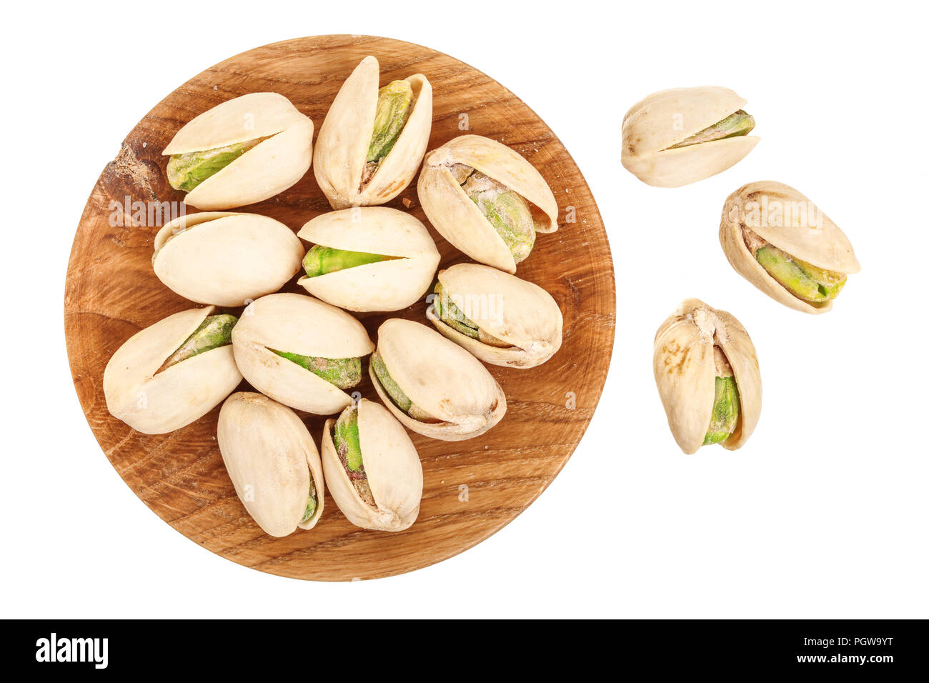 Pistaches dans bol en bois isolé sur fond blanc, vue du dessus. Mise à plat Banque D'Images