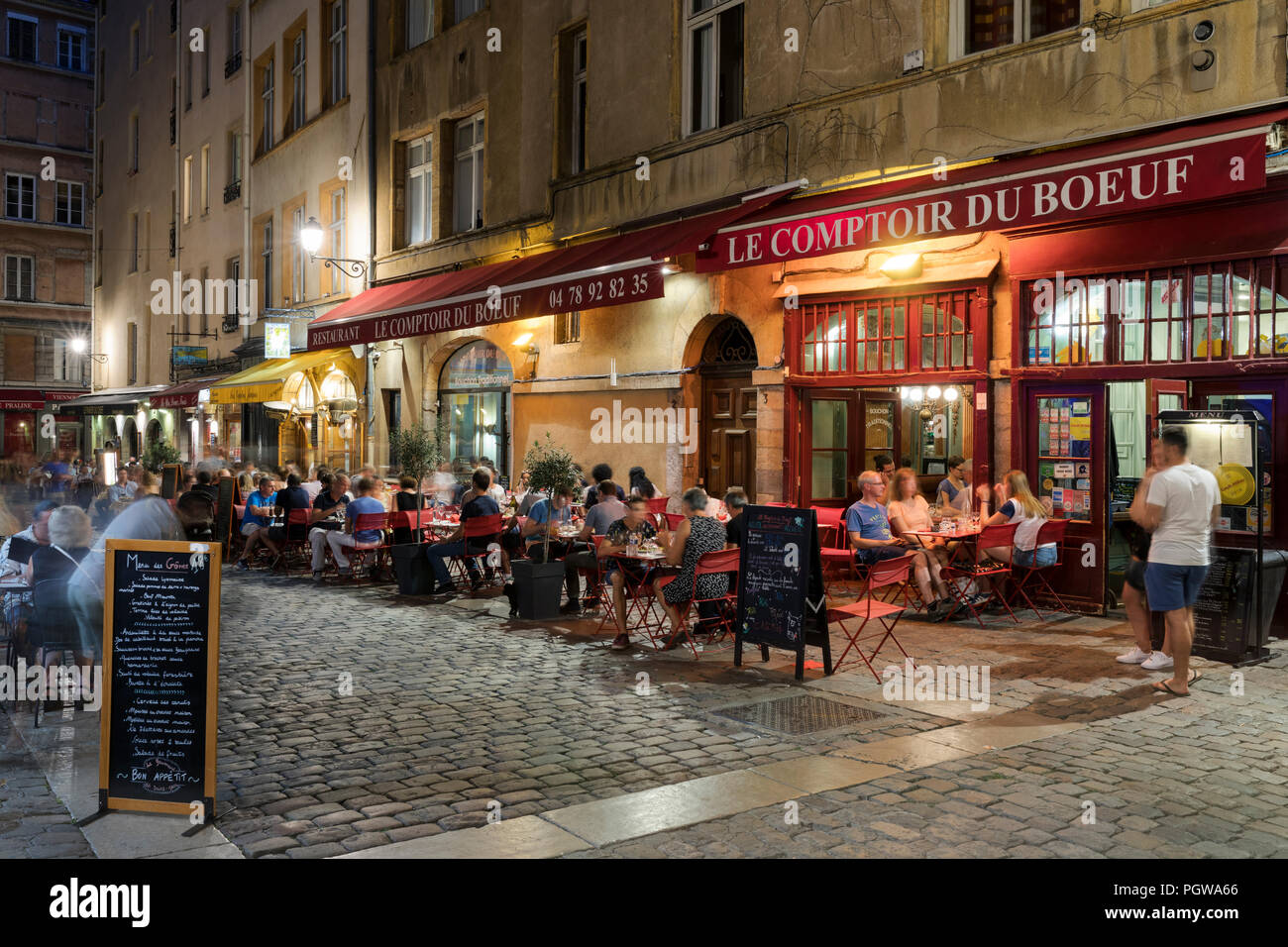 LYON, FRANCE- le 21 août 2018 : Bouchon - restaurant traditionnel local à  Lyon où l'on mange des spécialités de Lyon et de la région. Il y a des  bouchons 30 Photo Stock - Alamy