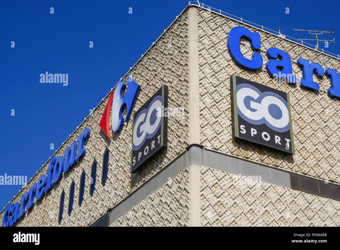 Carrefour et Go Sport centre commercial Part-Dieu, signes, quartier de La  Part-Dieu, Lyon, France Photo Stock - Alamy