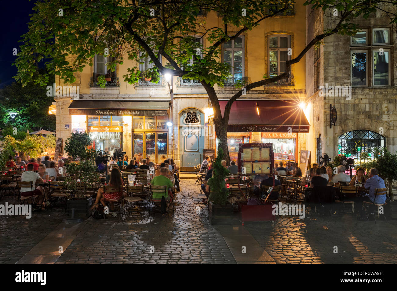 LYON, FRANCE- le 21 août 2018 : Bouchon - restaurant traditionnel local à Lyon où l'on mange des spécialités de Lyon et de la région. Il y a des bouchons 30 Banque D'Images