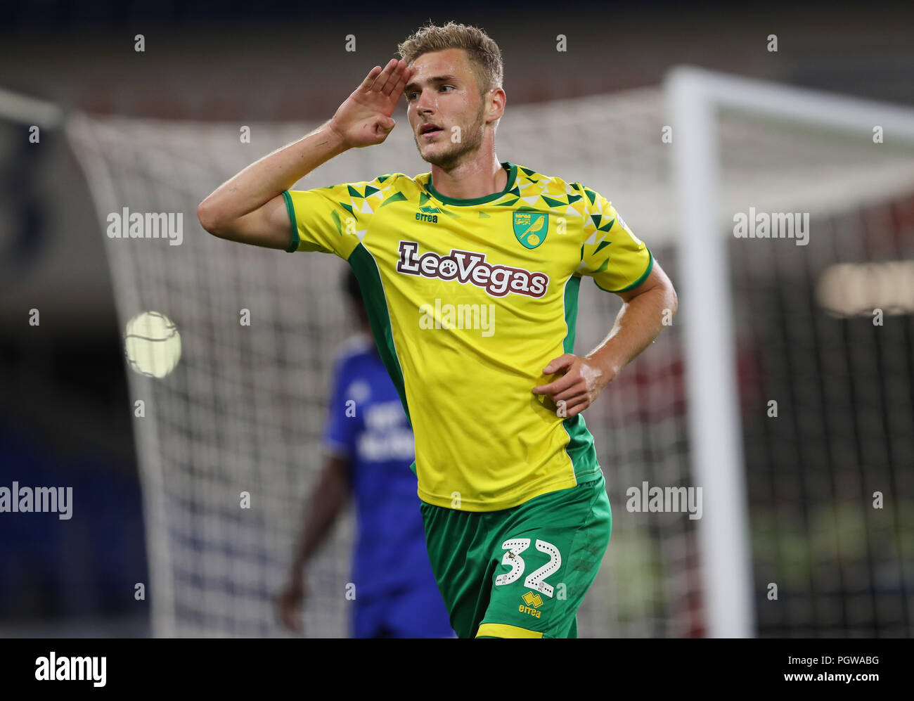 La ville de Norwich Dennis Srbeny célèbre marquant leur deuxième but lors de la Coupe du buffle, deuxième tour au Cardiff City Stadium, Cardiff. Banque D'Images