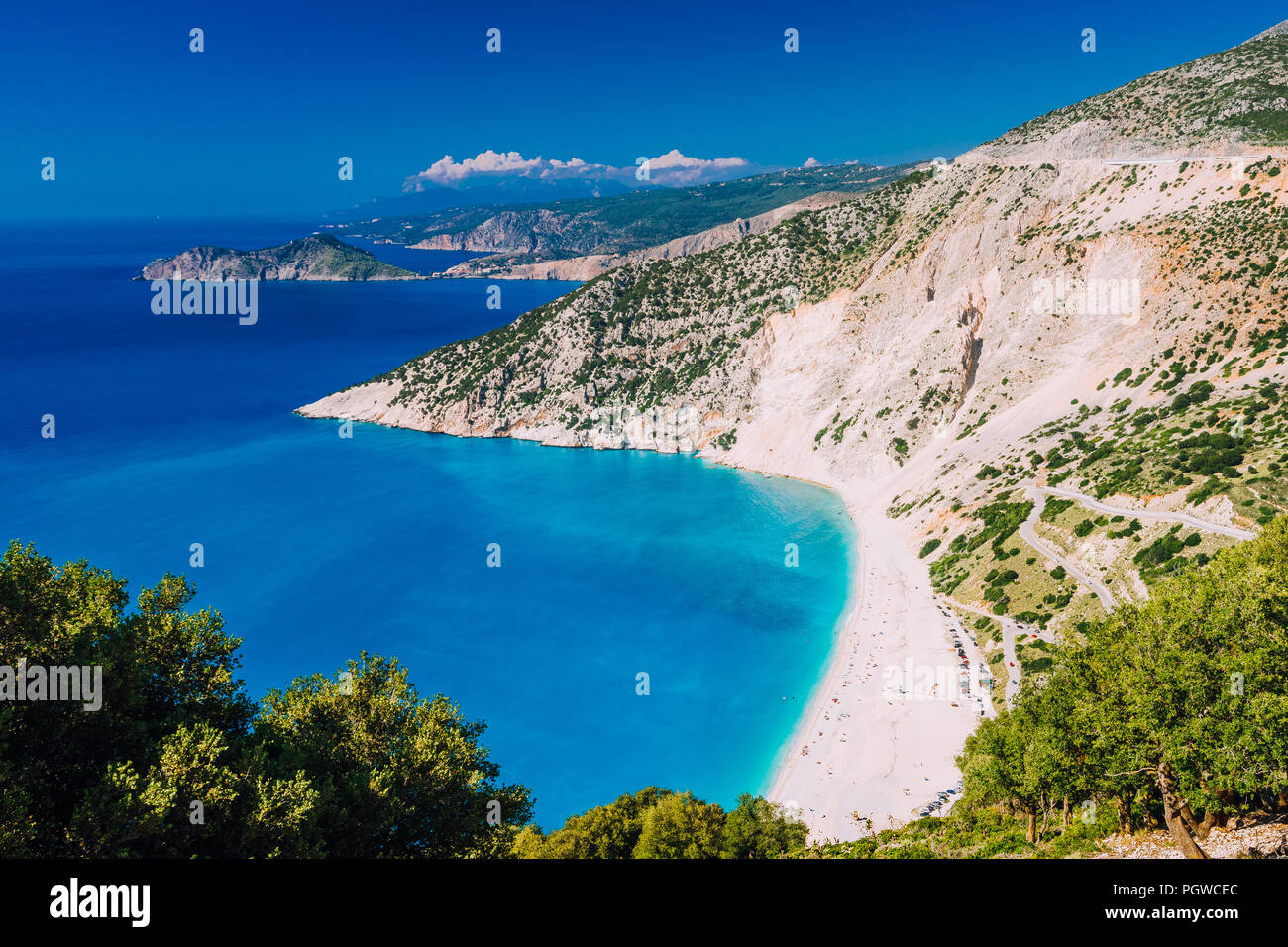 Belle vue sur Plage de Myrtos en haute saison touristique estivale. Myrtos est l'une des célèbres plages du monde et de la mer Méditerranée situé sur l'île de Céphalonie, Grèce, Europe Banque D'Images