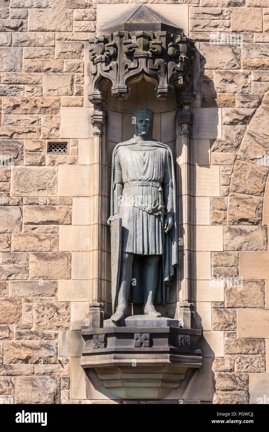 Edimbourg, Ecosse, ROYAUME UNI - 14 juin 2012 : la statue de bronze Robert Bruce Brown sur façade de Château de gardien. Banque D'Images