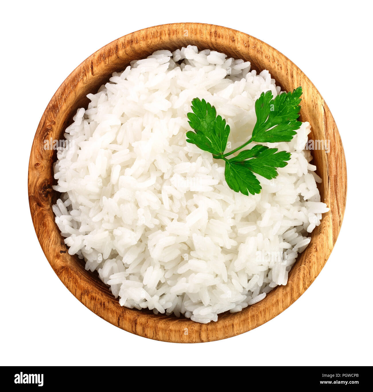 Le riz dans un bol en bois isolé sur fond blanc. Vue d'en haut. Mise à plat Banque D'Images