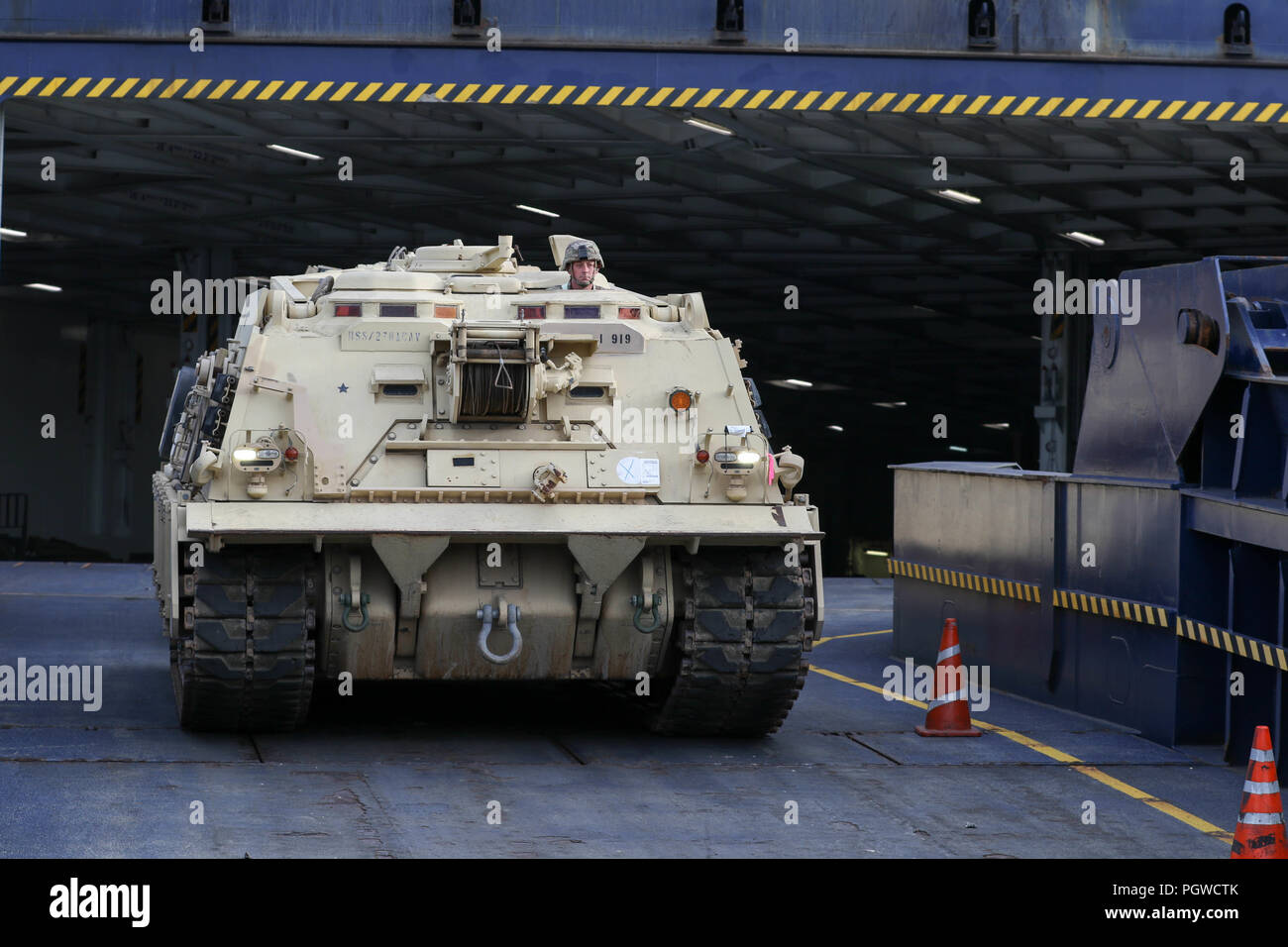 Souder un avec le 2e Escadron, 278e régiment de cavalerie blindée, une unité de la Garde nationale basée à Knoxville, Tennessee, conduit un véhicule de M88 sur un navire appelé la fierté de la liberté dans le port de Gdansk, Pologne, le 28 août. La Pologne est l'un des quatre nations-cadre de l'OTAN pour l'amélioration de l'avant, la présence de l'Atlantique, une opération de résoudre la mission de formation de neuf mois pour réserver, Garde nationale et les unités de service actif avec les partenaires de l'OTAN dans l'engagement pour la paix, la sécurité et la stabilité en Europe. Banque D'Images