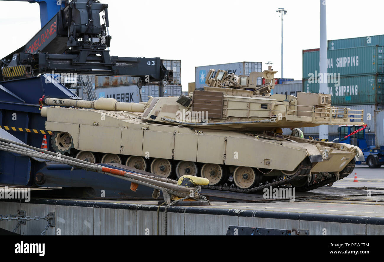 Un employé avec le terminal à conteneurs en eaux profondes conduit un M1 Abrams off un porte-conteneurs a appelé la liberté fierté pour le 2e Escadron, 278e régiment de cavalerie blindée, une unité de la Garde nationale basée à Knoxville, Tennessee, dans le port de Gdansk, Pologne, le 28 août. La Pologne est l'un des quatre nations-cadre de l'OTAN pour l'amélioration de l'avant, la présence de l'Atlantique, une opération de résoudre la mission de formation de neuf mois pour réserver, Garde nationale et les unités de service actif avec les partenaires de l'OTAN dans l'engagement pour la paix, la sécurité et la stabilité en Europe. Banque D'Images