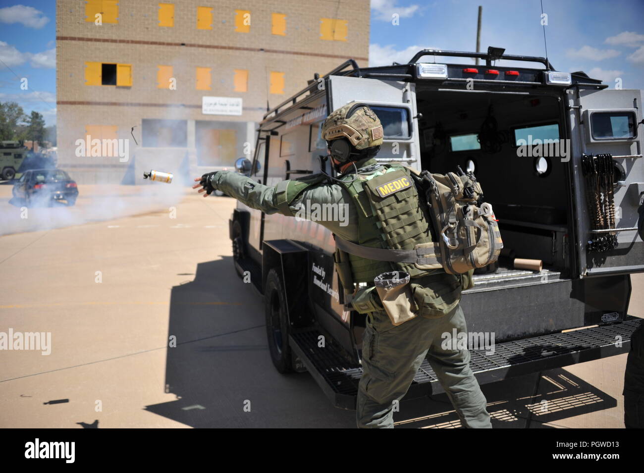 Plus de 17 organismes d'application de la loi du Wisconsin dans les états militaires et civiles des opérations nationales exercer Miles Paratus de développer de nouveaux l'intégration de l'équipe d'intervention d'urgence et tactiques à l'établissement de formation combinée des armes de combat au Fort McCoy Wisconsin (Etats-Unis), le 6 juin 2016. Photo de l'Armée américaine par Jamal A. Wilson Banque D'Images