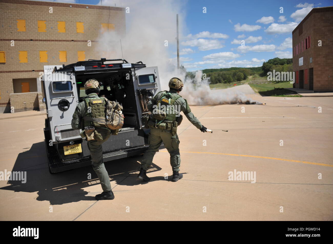 Plus de 17 organismes d'application de la loi du Wisconsin dans les états militaires et civiles des opérations nationales exercer Miles Paratus de développer de nouveaux l'intégration de l'équipe d'intervention d'urgence et tactiques à l'établissement de formation combinée des armes de combat au Fort McCoy Wisconsin (Etats-Unis), le 6 juin 2016. Photo de l'Armée américaine par Jamal A. Wilson Banque D'Images