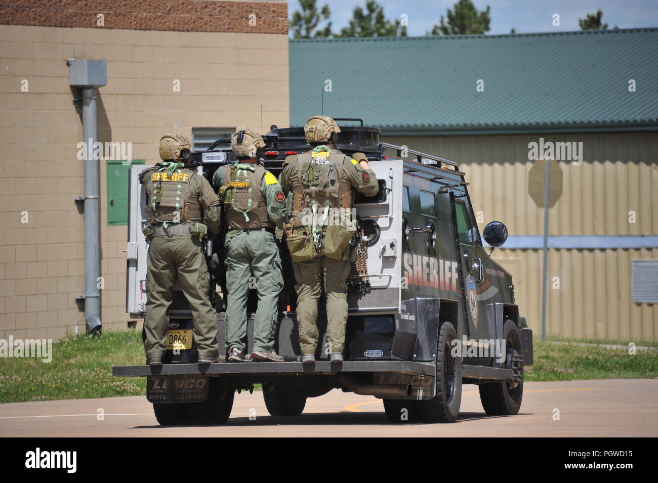 Plus de 17 organismes d'application de la loi du Wisconsin dans les états militaires et civiles des opérations nationales exercer Miles Paratus de développer de nouveaux l'intégration de l'équipe d'intervention d'urgence et tactiques à l'établissement de formation combinée des armes de combat au Fort McCoy Wisconsin (Etats-Unis), le 6 juin 2016. Photo de l'Armée américaine par Jamal A. Wilson Banque D'Images