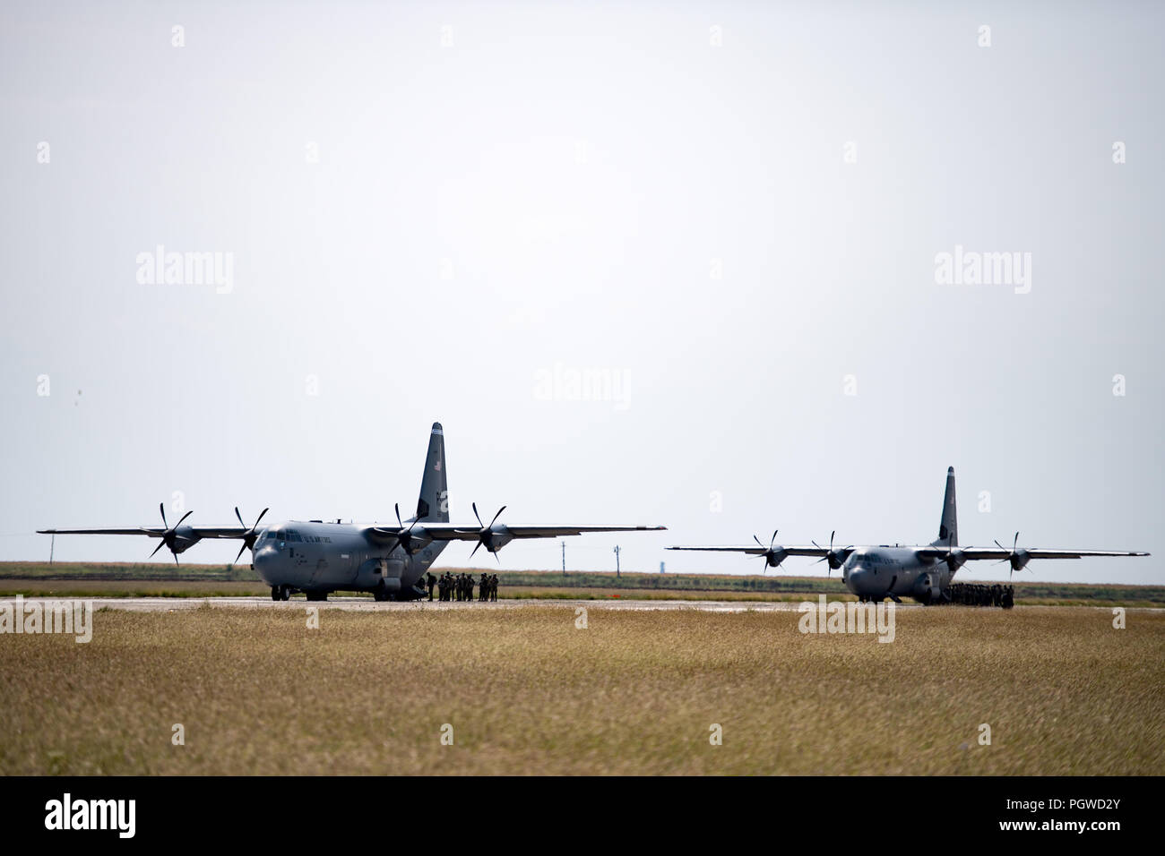 Force aérienne roumaine conseil parachutistes U.S. Air Force C-130J Super Hercules affecté à la 37e Escadron de transport aérien, la base aérienne de Ramstein, en Allemagne, le Boboc Air Base, la Roumanie, le 23 août, 2018. L'appareil a survolé l'installation comme les parachutistes effectuée en ligne statique tombe dans le cadre de l'exercice d'été 2018 des Carpates. (U.S. Photo de l'Armée de l'air par la Haute Airman Devin Boyer) Banque D'Images