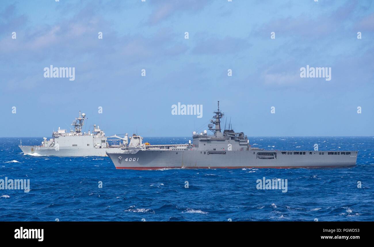 180826-N-HI376-1053 MER DES PHILIPPINES (16 août 2000 26, 2018) Le quai de débarquement amphibie USS Ashland (LSD 48) et le Japon d'autodéfense maritime (JMSDF) transport amphibie Navire dock JS Osumi (LST) 4001 sont en cours dans la formation durant un exercice de passage avec le groupe amphibie Wasp au large des côtes du Japon, Août 26, 2018. Ashland, partie de la Guêpe ARG, à 31e Marine Expeditionary Unit, est à l'œuvre dans la région pour améliorer l'interopérabilité avec les partenaires et servir de prête-réponse pour tout type d'imprévus. (U.S. Photo par marine Spécialiste de la communication de masse 2e classe Banque D'Images