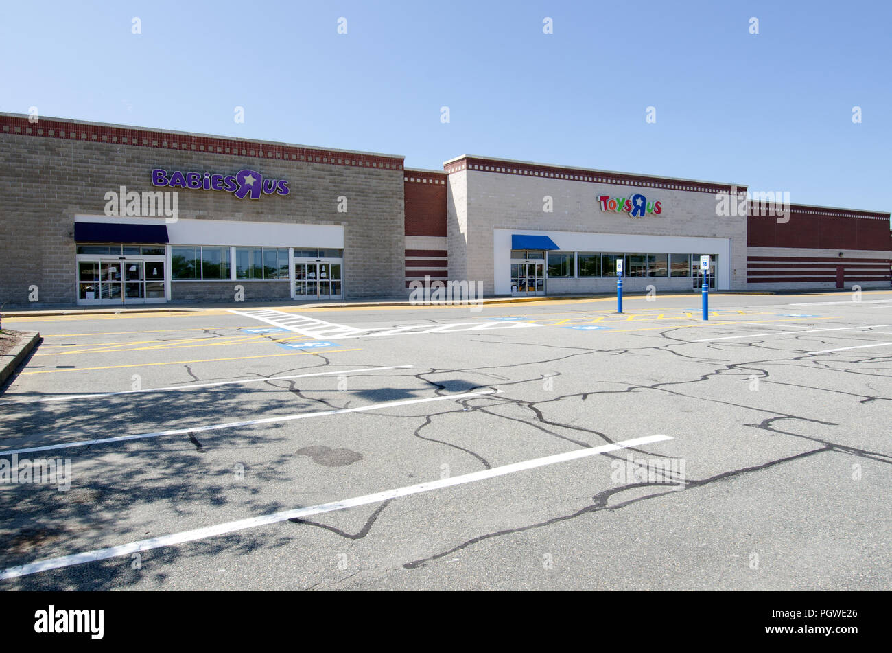 Vide et hors des affaires Toys R Us et Babies R Us magasins dans Hyannis, Cape Cod, Massachusetts, USA Banque D'Images