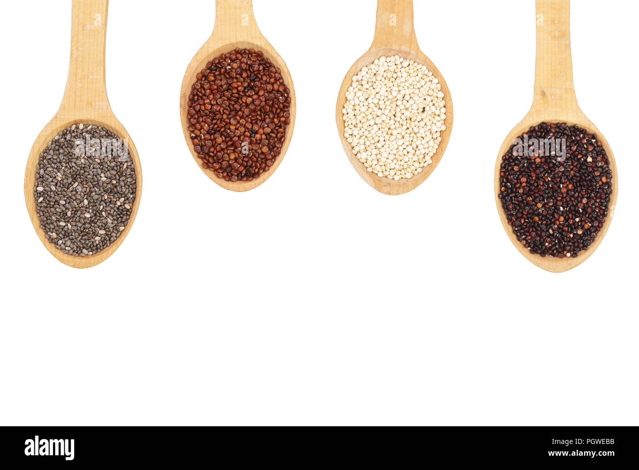 Noir Rouge Blanc le quinoa et graines de chia dans cuillère en bois isolé sur fond blanc avec l'exemplaire de l'espace pour votre texte Banque D'Images
