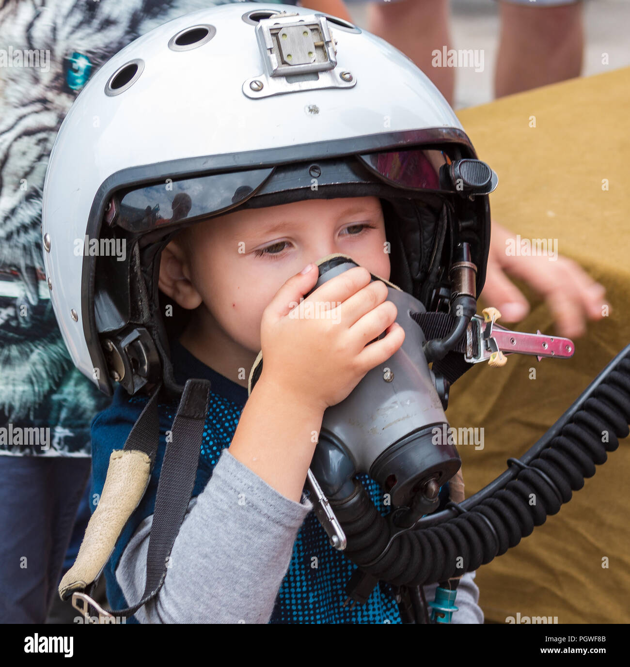 VLADIVOSTOK, Russie - le 26 août 2018 : garçon dans le pilote casque  militaire de l'armée russe de l'exposition annuelle 2018 Uglovoe centrale  sur l'aérodrome Photo Stock - Alamy