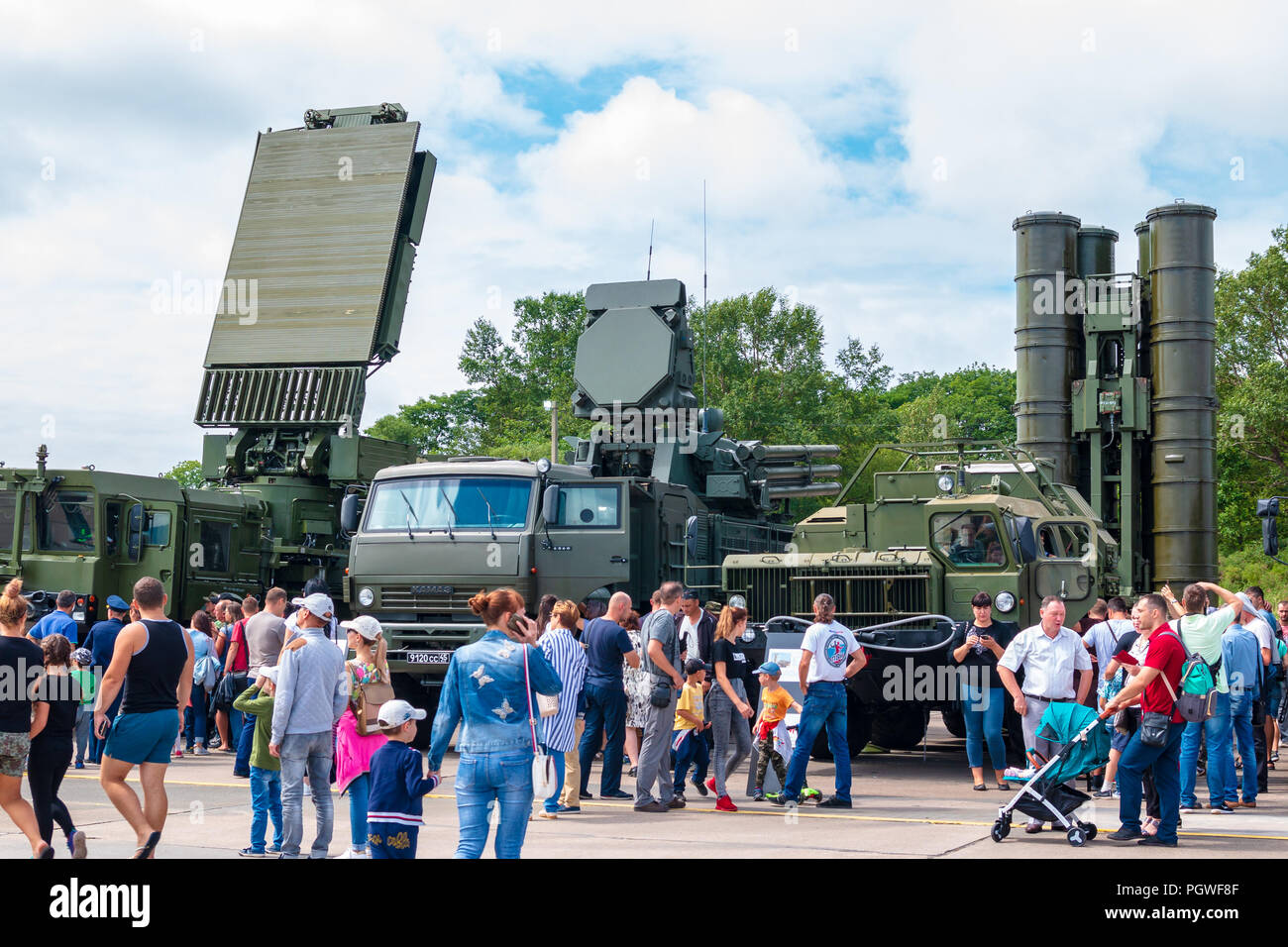 VLADIVOSTOK, Russie - le 26 août 2018 : les visiteurs et le S-400 Système de missiles sol-air et des missiles anti-aériens et de système d'artillerie Pantsir-C1 sur l'ann Banque D'Images