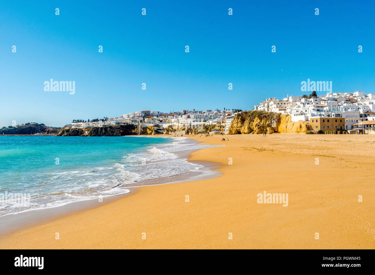 Grande plage de sable blanc, la ville d'Albufeira, l'océan Atlantique, Algarve, Portugal Banque D'Images