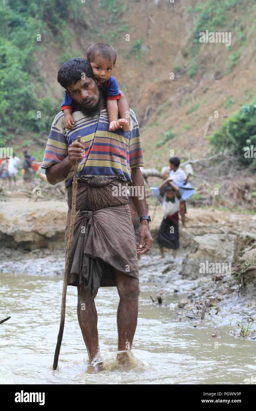 Bangladesh : les réfugiés Rohingya fuyant à pied vers l'entrée du camp de réfugiés après le territoire du Bangladesh pour se mettre à l'abri que le Myanmar opération militaire contre les musulmans rohingyas dans l'État de Rakhine au Myanmar, le 5 septembre 2017. Le monde plus grand camp de réfugiés au Bangladesh où plus d'un million de personnes vivent dans des Rohingyas et bambou et feuille de bâche. Plus d'un demi-million de réfugiés Rohingyas de l'État de Rakhine au Myanmar, ont fui au Bangladesh depuis août 25, 2017 D'après l'ONU. © Asad Rehman/Alamy Stock Photo Banque D'Images