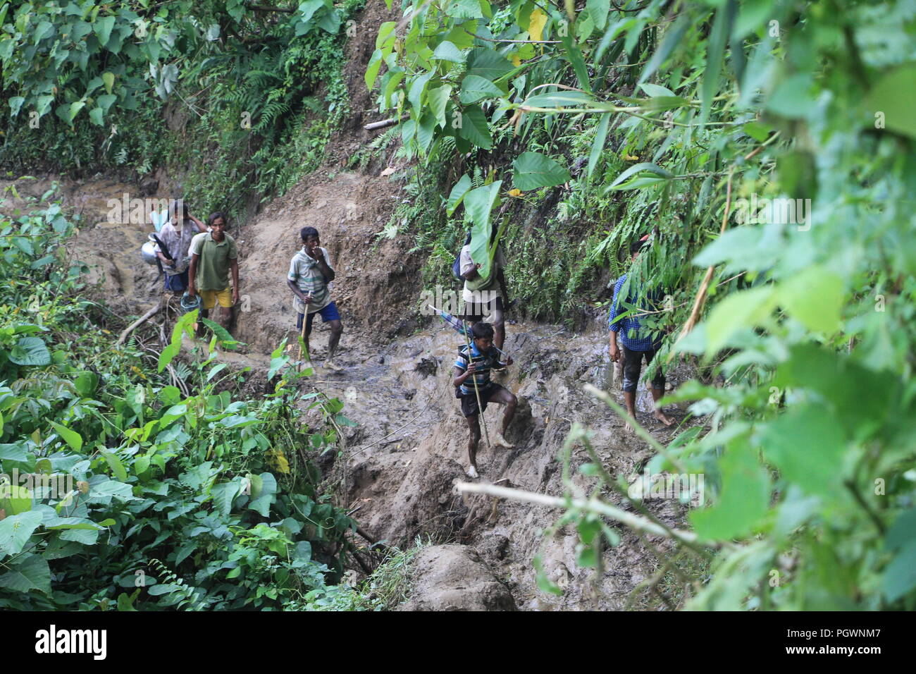 Bangladesh : les réfugiés Rohingya fuyant à pied vers l'entrée du camp de réfugiés après le territoire du Bangladesh pour se mettre à l'abri que le Myanmar opération militaire contre les musulmans rohingyas dans l'État de Rakhine au Myanmar, le 5 septembre 2017. Le monde plus grand camp de réfugiés au Bangladesh où plus d'un million de personnes vivent dans des Rohingyas et bambou et feuille de bâche. Plus d'un demi-million de réfugiés Rohingyas de l'État de Rakhine au Myanmar, ont fui au Bangladesh depuis août 25, 2017 D'après l'ONU. © Asad Rehman/Alamy Stock Photo Banque D'Images