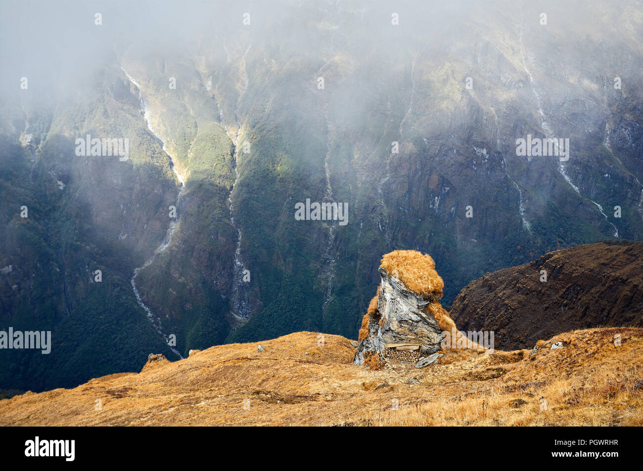 Paysage de rochers et chutes d'eau à jour brumeux dans l'Himalaya au Népal Banque D'Images