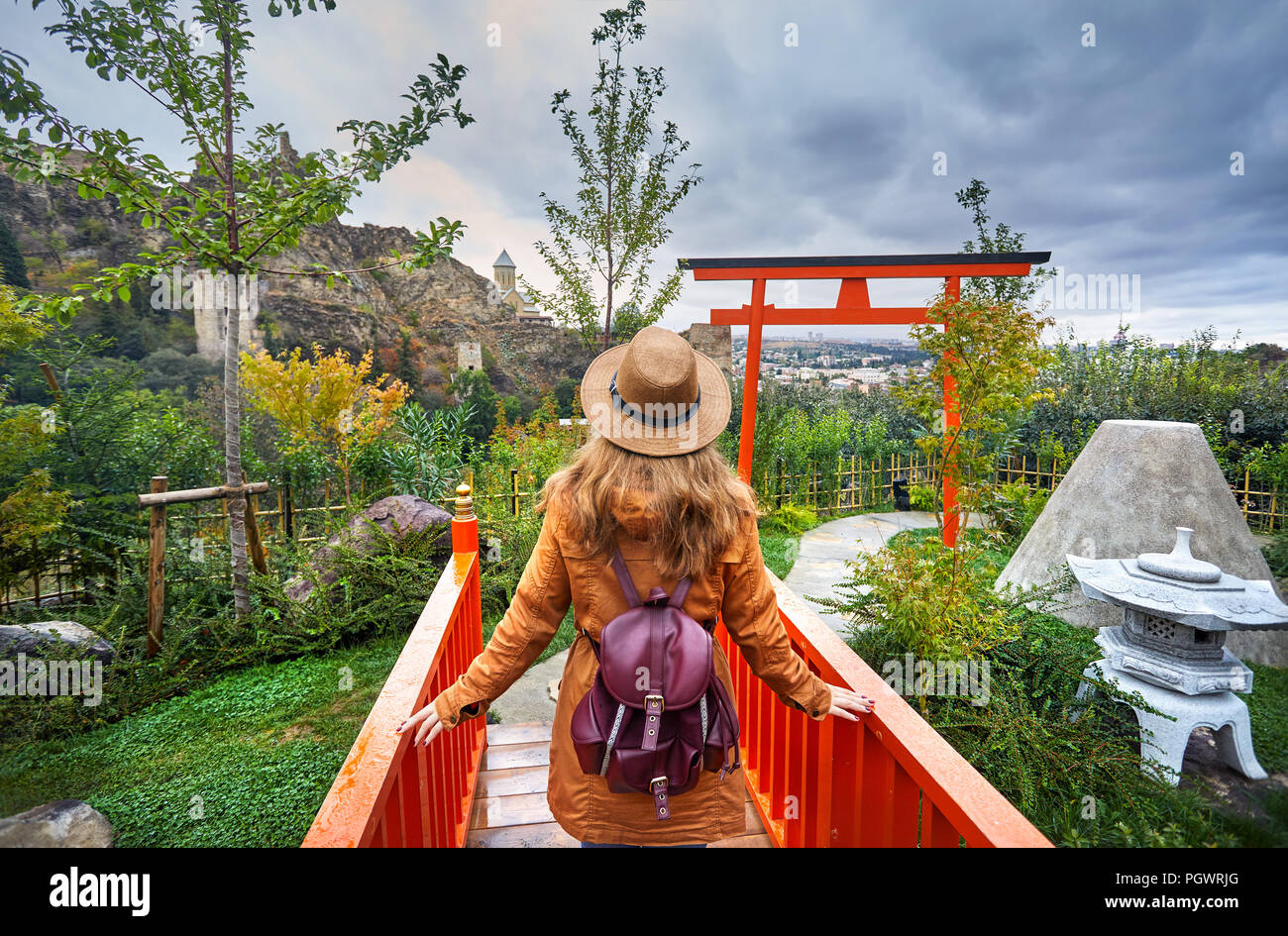 Femme au chapeau brun au jardin japonais et ancien château de Narikala  couvert ciel nuageux au jardin botanique de Tbilissi, Géorgie Photo Stock -  Alamy