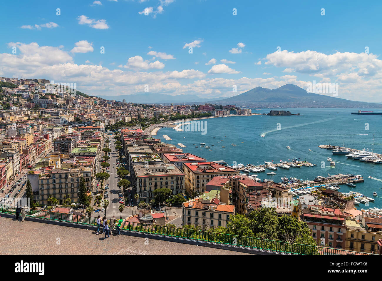 Vue panoramique sur le golfe de Naples et le Vésuve en arrière-plan Banque D'Images